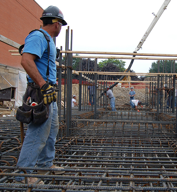 Photo of a workers structuring steel grid